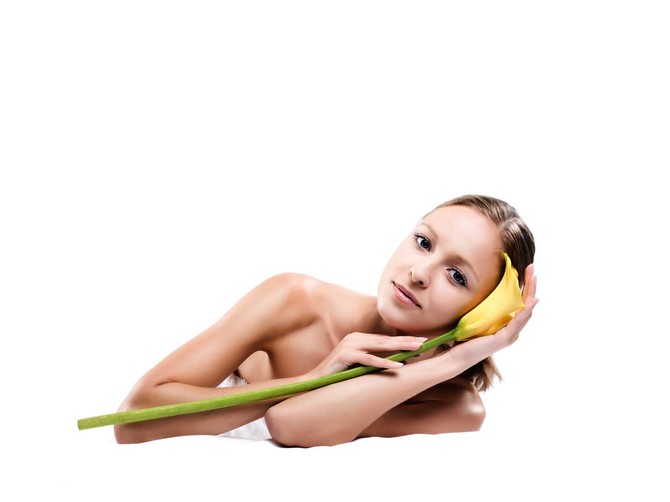 3599_face-1-of-woman-with-flowe1r-dreamstime_4317763-ekaterina-solovieva