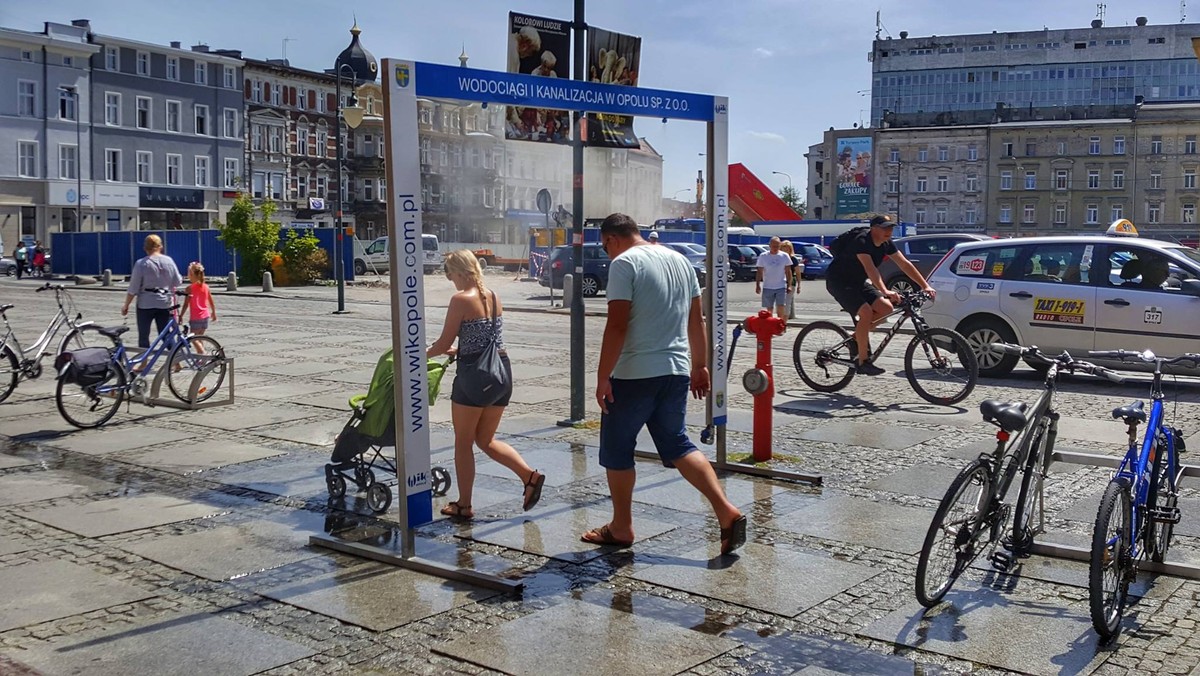 Bezchmurne niebo i 32 stopnie Celsjusza. To prognoza na dziś dla Opola. Każdy skrawek cienia i miejsce, gdzie można się schłodzić, jest na wagę złota. Eksperci radzą jednak, żeby przebywanie na słońcu ograniczyć do minimum.