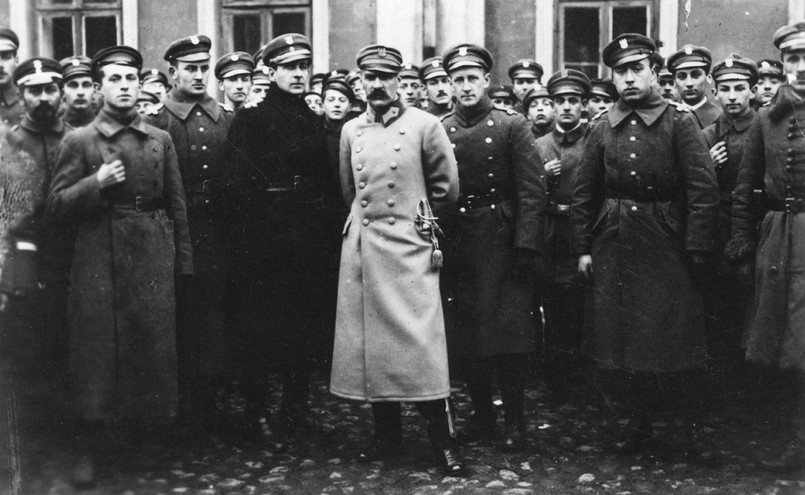 Naczelnik Państwa Józef Piłsudski z żołnierzami Legii Akademickiej, Warszawa, listopad 1918 r.