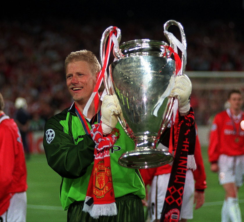 Kiedyś był legendą Manchesteru United, teraz Peter Schmeichel śpiewa do kotleta w pubie!