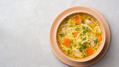 prosty sposób na intensywny kolor rosołu. dodaj łyżkę tego produktu na początku gotowania