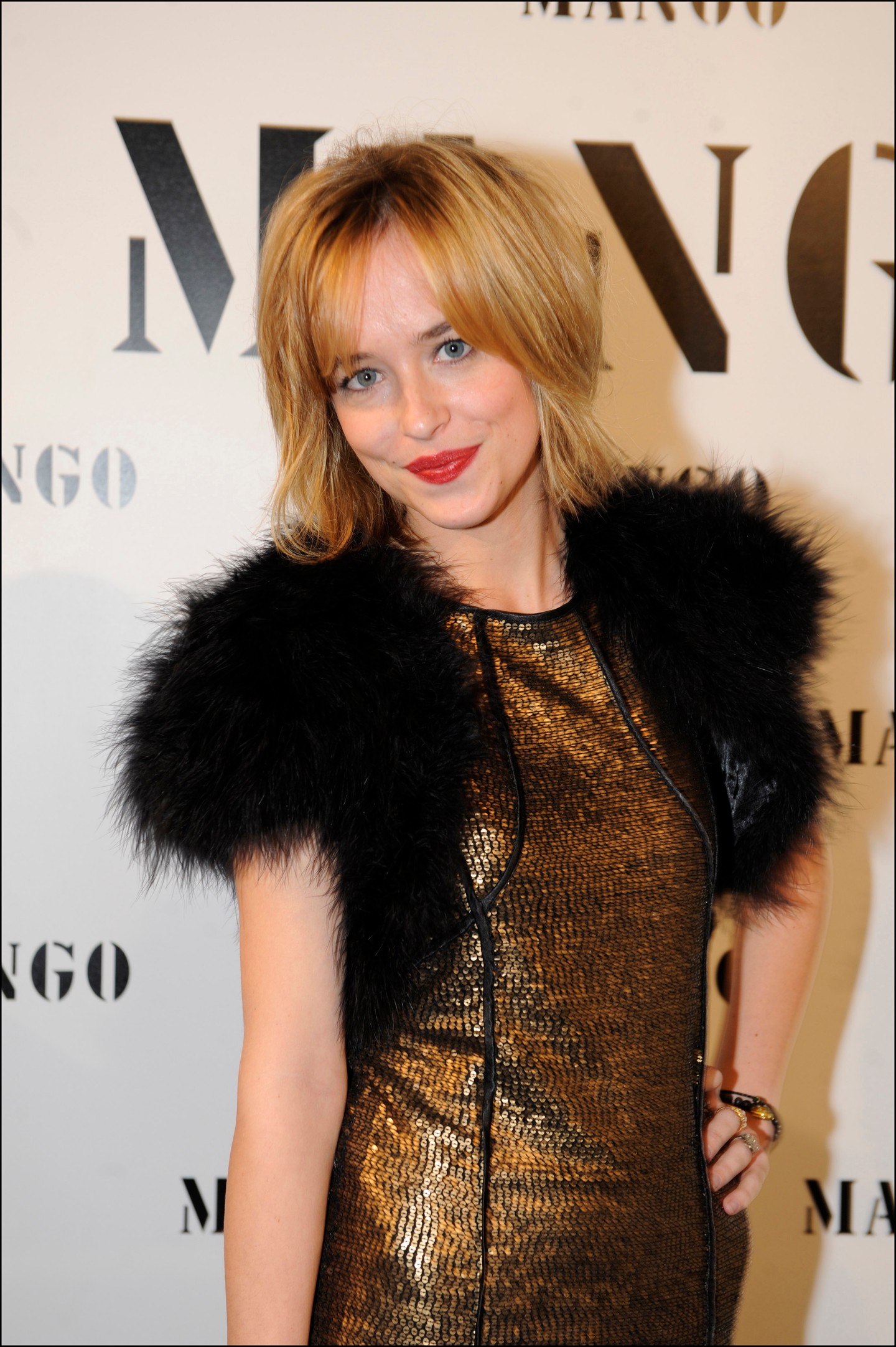 Igen, ő itt Dakota Johnson rövid, szőke hajjal! Ezen a 2008-as fotón alig emlékeztet minket a mostani önmagára. 