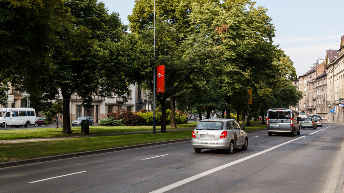 Urzędnicy planują zmiany w organizacji ruchu busów w centrum miasta. Pojazdy będą mogły korzystać z mniejszej liczby przystanków Dzięki temu - jak przekonują urzędnicy - na alejach Trzech Wieszczów komunikacja miejska ma się poruszać szybciej. Zmniejszyć ma się także hałas i spaliny w ścisłym centrum miasta. Zmiany wejdą w życie od 17 czerwca.