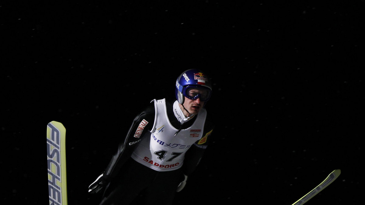 Adam Małysz po blisko czterech latach powraca na szczyt. Orzeł z Wisły w piątek wygrał konkurs Pucharu Świata rozgrywany w Zakopanem.