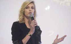 Anja Rubik zaprosiła fanów na marsz KOD i ... wywołała burzę w sieci