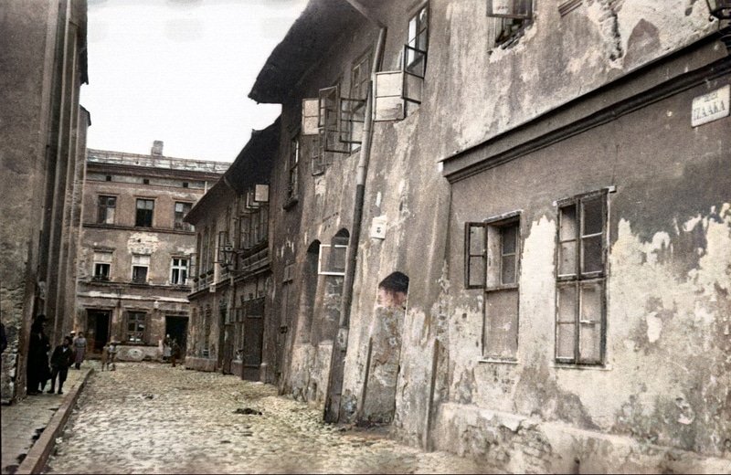 Ulica Izaaka. Kazimierz w Krakowie. Źródło: Narodowe Archiwum Cyfrowe.