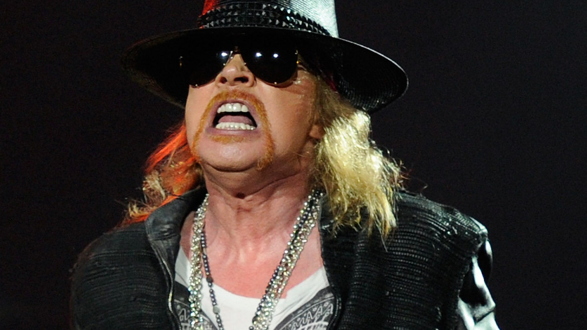 Kiedy inni rockmani stawali na głowach, żeby zaciągnąć dziewczyny do łóżka, Axl Rose pisał sprośne piosenki o kobietach, które zdążył już wygonić ze swojej sypialni. A musicie wiedzieć, że nie było ich mało. "To jedyny gość, który potrafi się rozpędzić w jedną sekundę do setki" - mówi o swoim porywczym kumplu wokalista Skid Row, Sebastian Bach. Ma rację: mimo 50 lat na karku i bagażu zbędnych kilogramów, lider Guns N' Roses wciąż żyje swoim rock’n’rollowym snem sprzed trzydziestu lat.