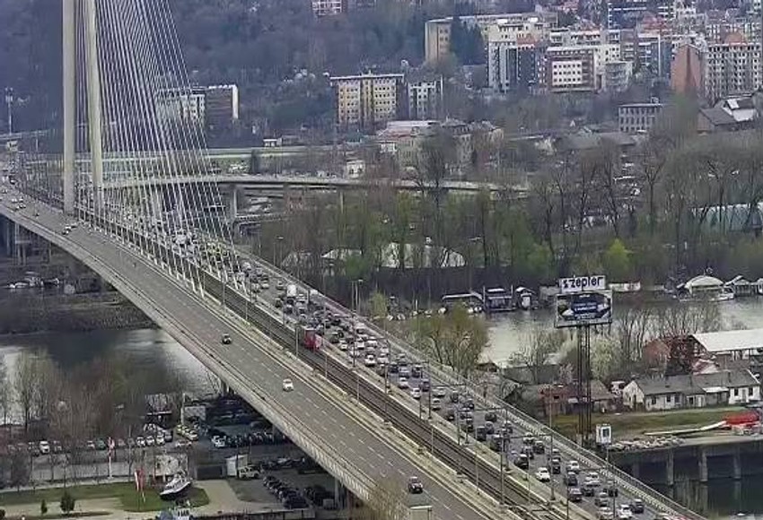 Gužva na Mostu na Adi