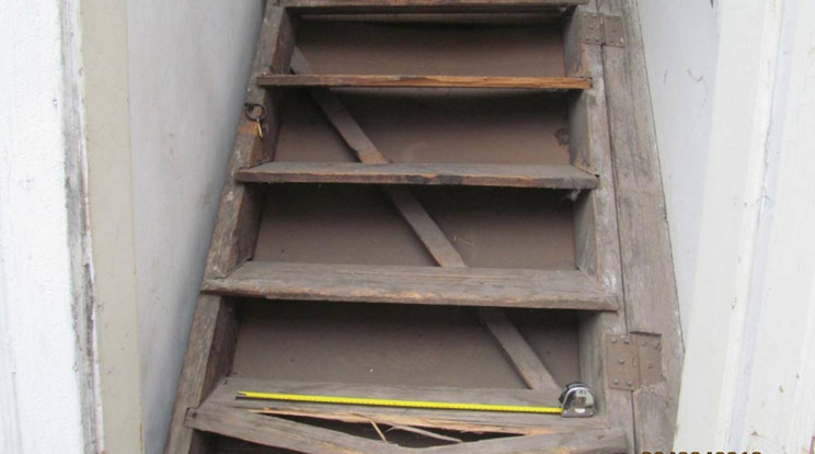 A férfi ezen a lépcsőn lökte le élettársát / Fotó: police.hu