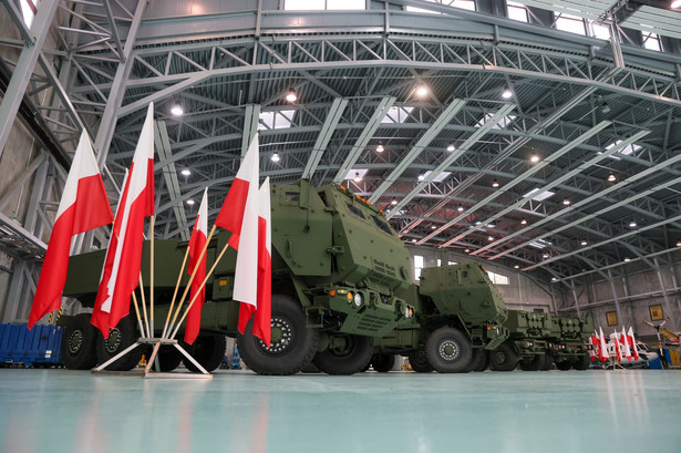Zestawy artylerii rakietowej dalekiego zasięgu HIMARS w 1. Bazie Lotnictwa Transportowego w Warszawie