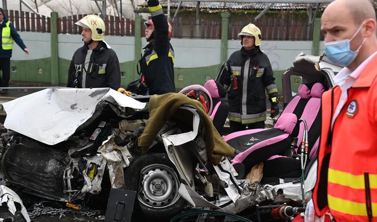 Viktória azonnal meghalt, ennyi maradt az asszony kocsijából, amikor a BMW hátulról belécsapódott/MTI Mihádák Zoltán