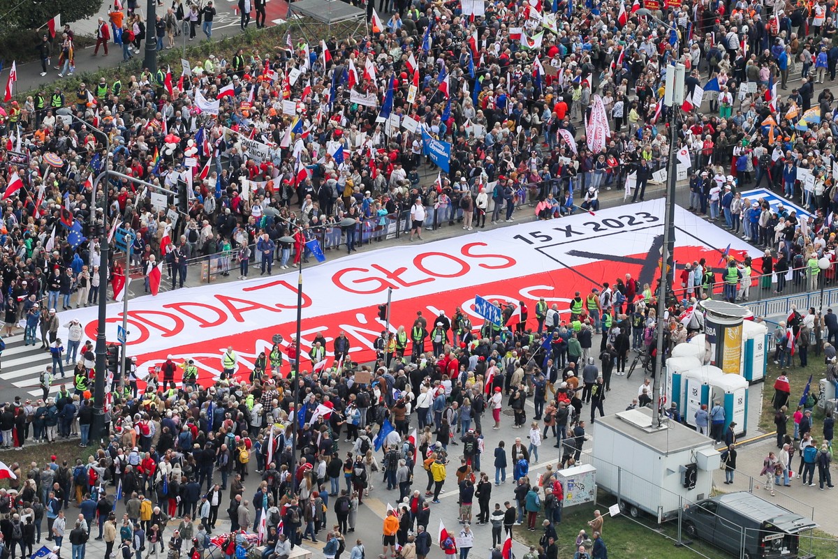 Warszawa, 01.10.2023. Kampania wyborcza do parlamentu 2023. Uczestnicy zorganizowanego przez Koalicję Obywatelską "Marszu Miliona Serc" zbierają się na Rondzie Dmowskiego w Warszawie, 1 bm. Marsz przejdzie ulicami Marszałkowską, Świętokrzyską, Jana Pawła II, a zakończy się na Rondzie Radosława. (mr) PAP/Paweł Supernak