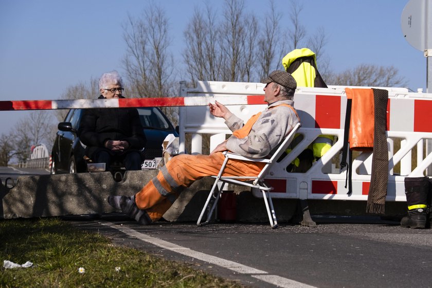 Koronawirus w Niemczech: zakochani seniorzy spotykają się na granicy