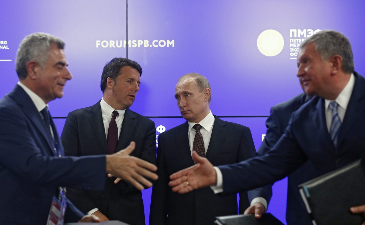 Włoski premier Matteo Renzi i prezydent Rosji Władimir Putin (w tle)