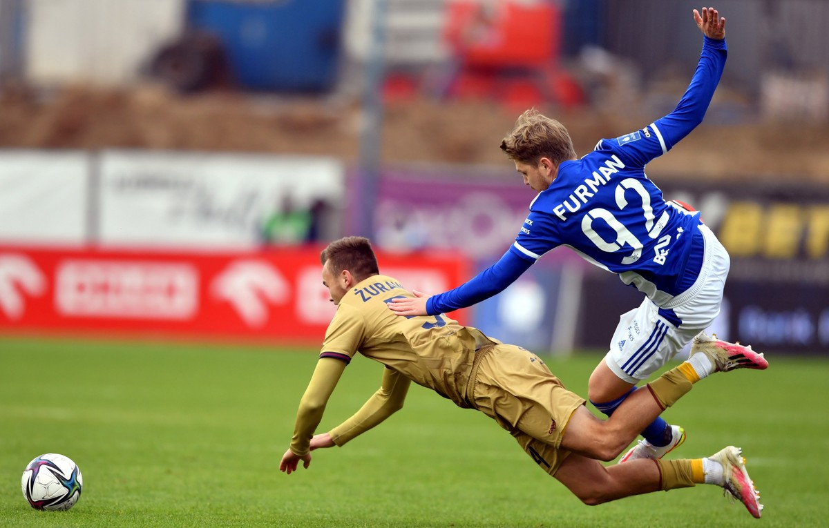 Piłkarz drużyny Wisła Płock Dominik Furman (P) i Maciej Żurawski (L) z zespołu Pogoń Szczecin podczas meczu Ekstraklasy, na stadionie im. Kazimierza Górskiego