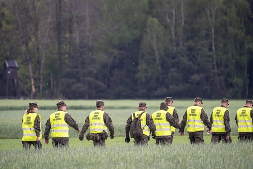 Żołnierze 8. Kujawsko-Pomorskiej Brygady Obrony Terytorialnej poszukują obiektu przypominającego balon, który przyleciał z kierunku Białorusi