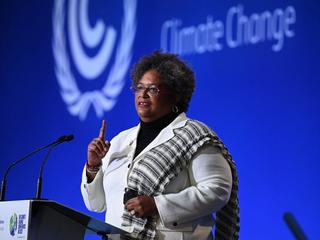 Premierka Barbadosu Mia Mottley przemawia podczas ceremonii otwarcia Konferencji klimatycznej ONZ COP26 1 listopada 2021 r. w Glasgow w Szkocji. Mottley skrytykowała brak dostatecznego finansowania małych państw wyspiarskich, co może skutkować zagrożeniem egzystencjalnym tych krajów