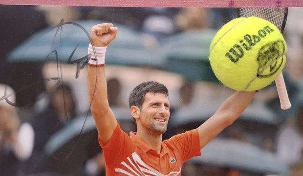 Humanitarac Vladimir prodaje lopticu sa Novakovim potpisom