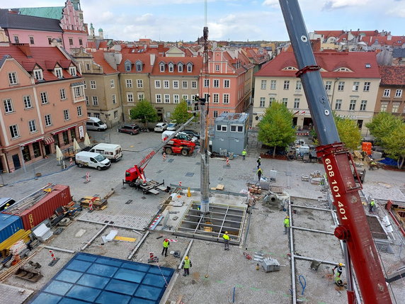 Zegar Historii stanął na placu Kolegiackim w Poznaniu