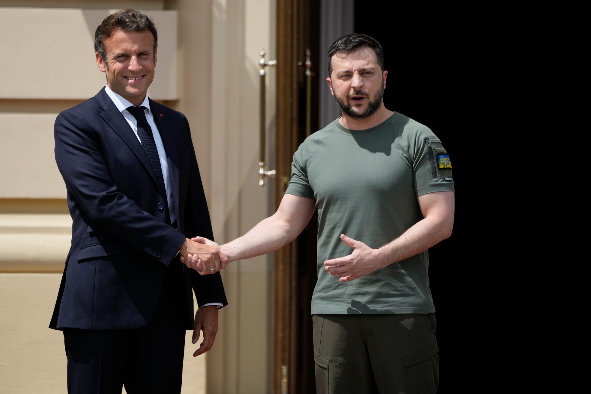 Emmanuel Macron, nemecký kancelár Olaf Scholz a taliansky premiér Mario Draghi pricestovali vo štvrtok ráno do Kyjeva, aby vyjadrili svoju podporu Ukrajine.