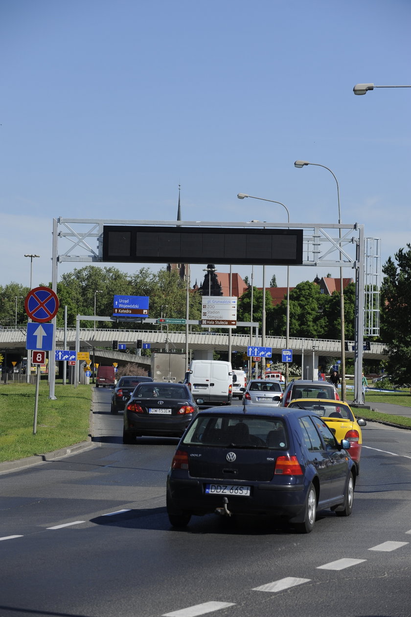 Wyświetlacz ITS, ustawiony na pl. Wróblewskiego, informujący o korkach