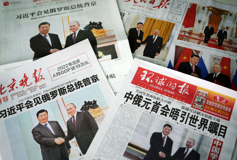 Gazety relacjonujące spotkanie na szczycie przywódcy Chin Xi Jinpinga i prezydenta Rosji Władimira Putina w Pekinie, 22 marca 2023 r.