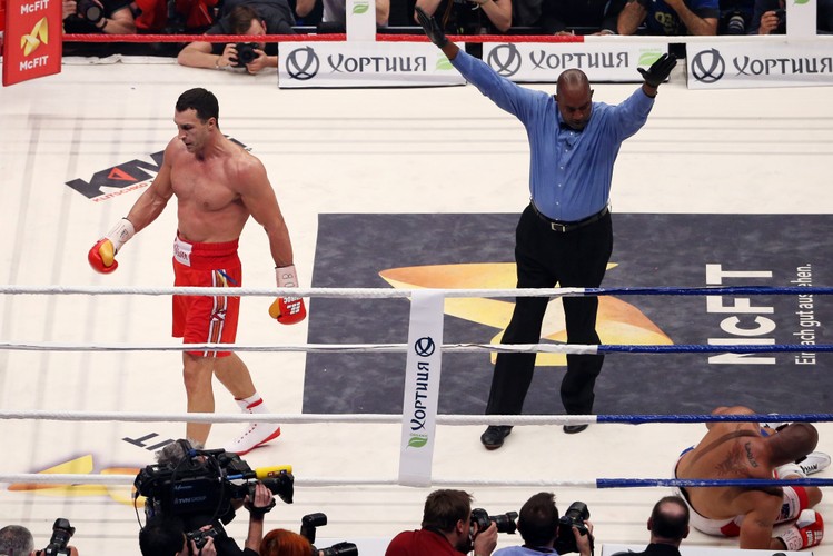 Władimir Kliczko posłał rywala na deski i obronił pas mistrza świata