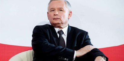 Kaczyński chodzi w masce po domu! Dlaczego?