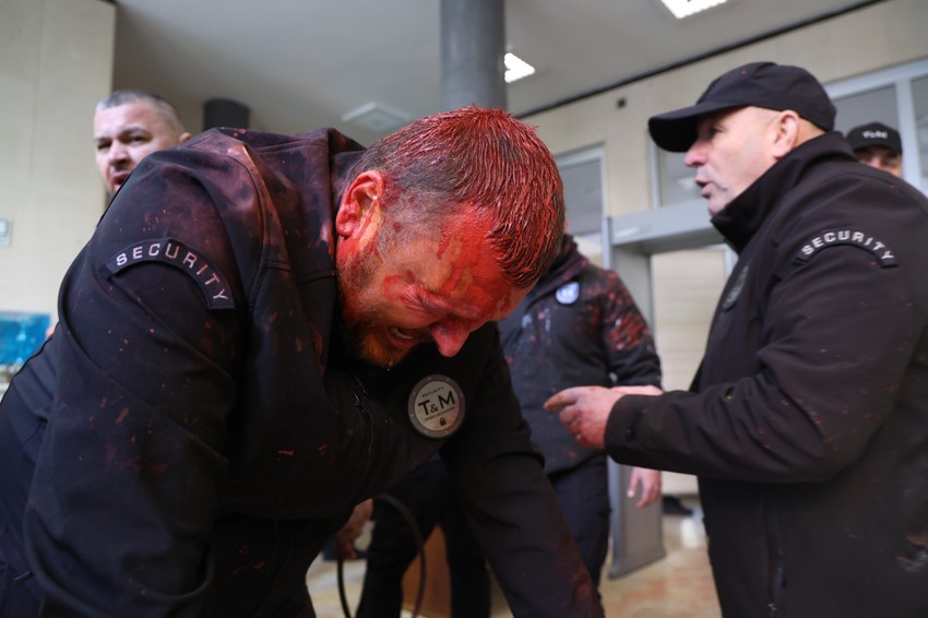 Pripadnik obezbeđenja poliven crvenom farbom 