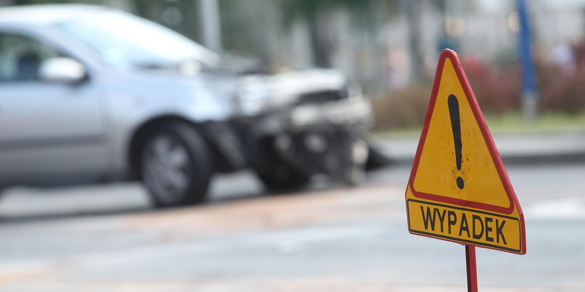 Uciekinierzy zostawili rozbite auto na rondzie Insurekcji Kościuszkowskiej w Łodzi 