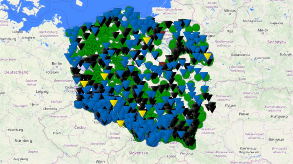 Hydrologiczna mapa Polski. Czarne punkty oznaczają strefy stanów niskich