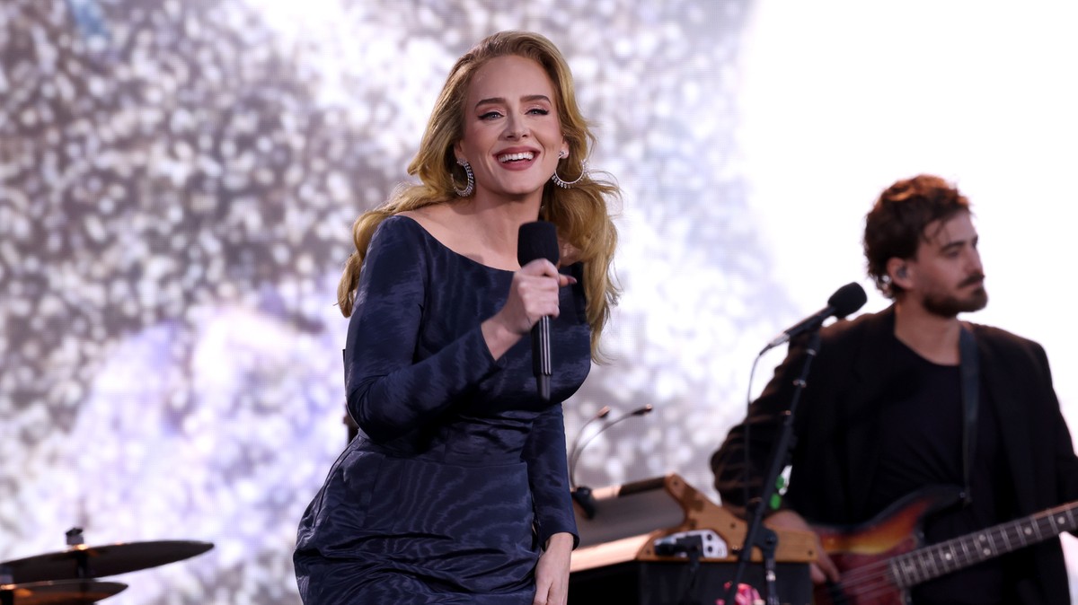 Adele koncert közben mutatta fel eljegyzési gyűrűjét, és jelentette be, hogy férjhez megy