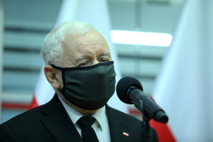 Premier Mateusz Morawiecki i prezes PiS Jarosław Kaczyński w Olsztynie odsłonili tablicę wybitnej olsztynianki [ZDJĘCIA]