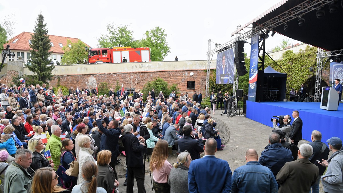 Dziennikarze Superstacji i Radia ZET poinformowali na Twitterze, że organizatorzy pikniku patriotycznego PiS w Pułtusku uniemożliwili im wejście na teren parku, gdzie zorganizowano wydarzenie. W serii wpisów Tomasz Poręba z PiS dał do zrozumienia, że to efekt spóźnienia. "Proszę nie brnąć, wystarczy przeprosić i zapewnić, że to nieporozumienie" - odpowiada dziennikarka Sylwia Madejska.