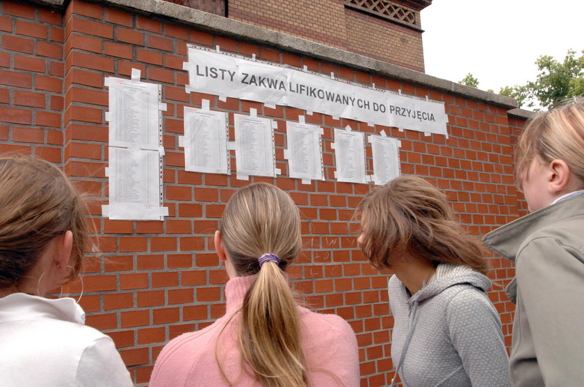 Bydgoszcz: 27 czerwca w samo południe we wszystkich szkołach średnich wywieszono listy osob zakwalifikowanych do przyjecia do szkoly