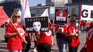 "Czerwony marsz" w Warszawie. Protestowali pracownicy sądów i prokuratury [ZDJĘCIA]