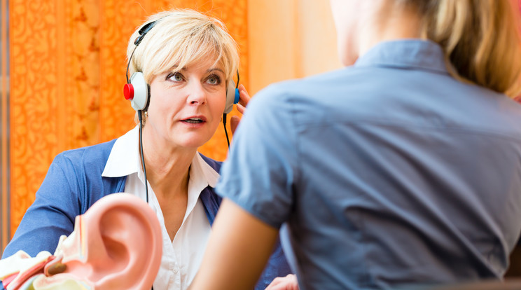 Már az első tünetek észlelésekor érdemes ellátogatni egy hallásspecialistához, hogy a diagnózis függvényében időben megkezdődhessen a halláspanasz korrigálása / Fotó: Northfoto