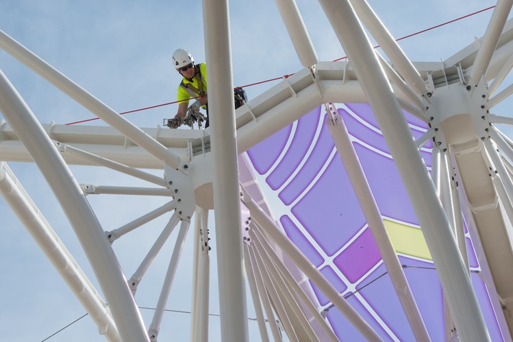 Barwione we Włoszech pokrycie dachu wyprodukowano w Japonii, a jego montaż potrwa około 10 tygodni.<br><br>fot. (ukit) PAP/Grzegorz Michałowski