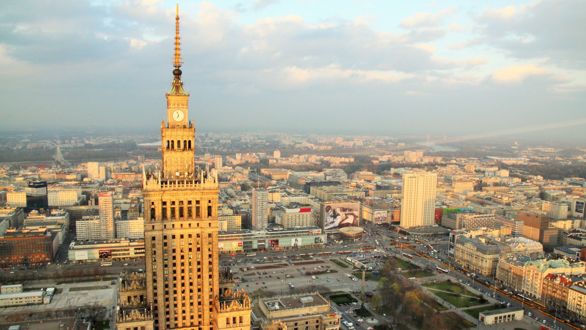 O jednym z najbardziej kontrowersyjnych budynków powojennej Warszawy - Pałacu Kultury i Nauki i jego losach w wolnej Polsce opowiada książka "Kompleks Pałacu. Życie społeczne stalinowskiego wieżowca w kapitalistycznej Warszawie" Michała Murawskiego.