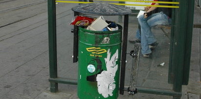 Przepełnione kosze na śmieci na przystankach