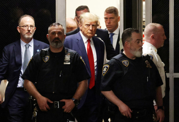 Donald Trump eskortowany przez policjantów w sądzie