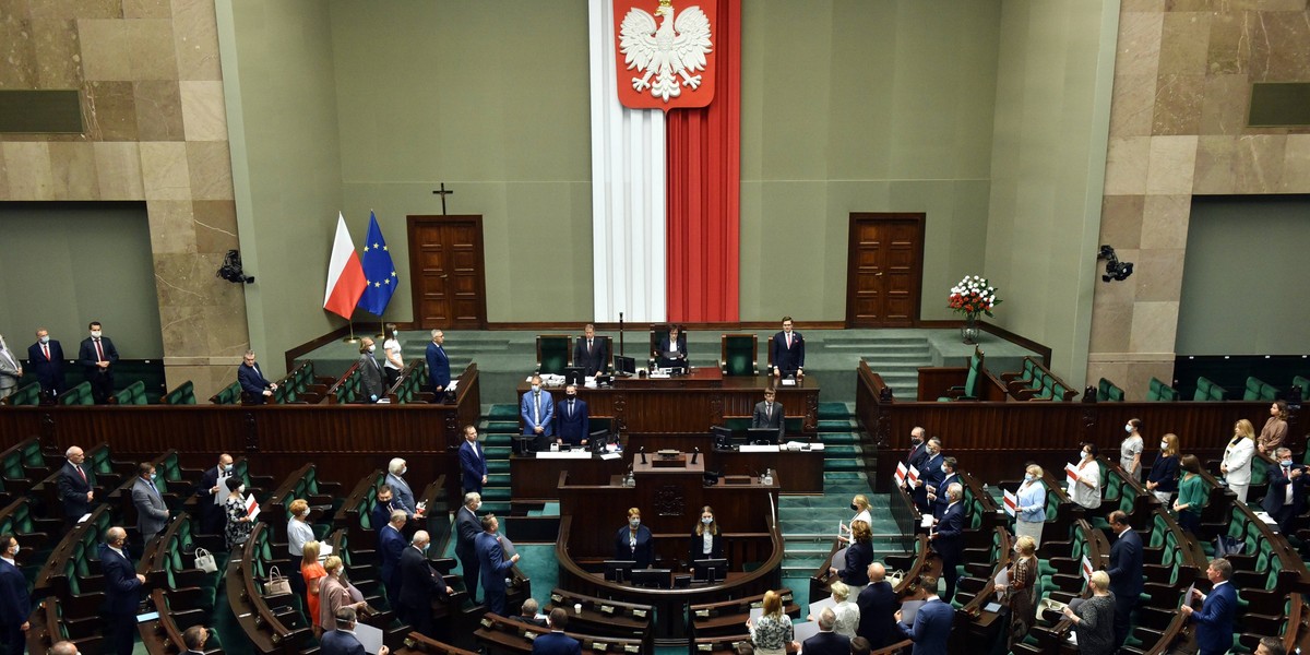 PiS wciąż liderem, KO minimalnie góruje nad Hołownią. Nowy sondaż