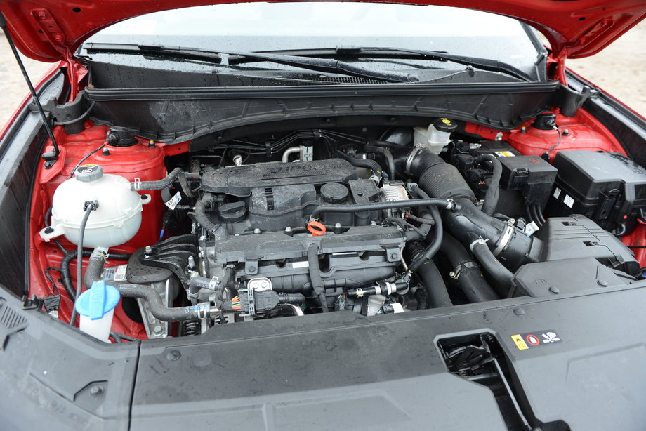 Hyundai Tucson ma pod maską 1,6-litrowy silnik z turbo, ale dodatkowo wspomaga go elektryczny silnik o niewielkiej mocy, który wkracza m.in. podczas ruszania z miejsca i nagłego przyspieszania. Czerpie on prąd z 48-voltowej baterii.