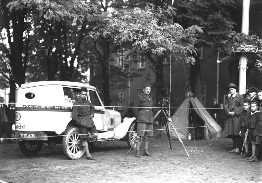 Ekspedycja harcerzy biwakująca na Plantach w Krakowie przed wyjazdem do Czechosłowacji. Przy samochodzie Ford T widoczni: Jerzy Jeliński (z lewej) i Bruno Brettschneider (stoi obok kamery filmowej na statywie), październik 1926 r.