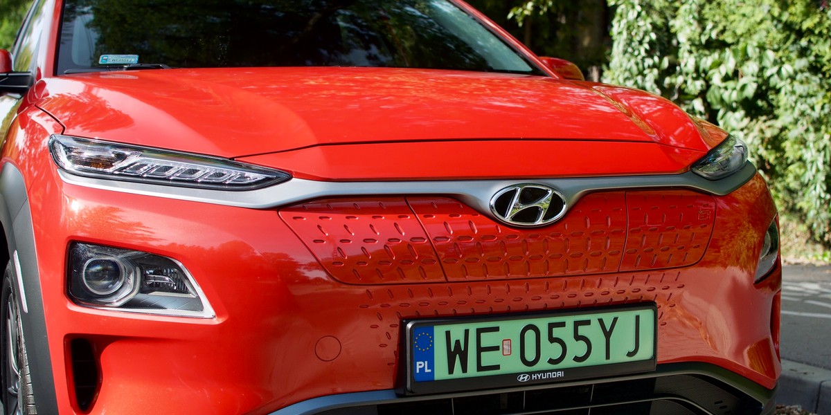 Hyundai Kona Electric od wersji spalinowej w warstwie wizualnej odróżnia się m.in. brakiem atrapy chłodnicy i rur wydechowych. 