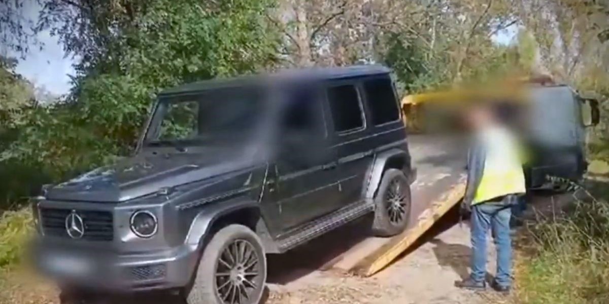 Policja odzyskała skradzionego Mercedes G500 i zatrzymała sprawcę.