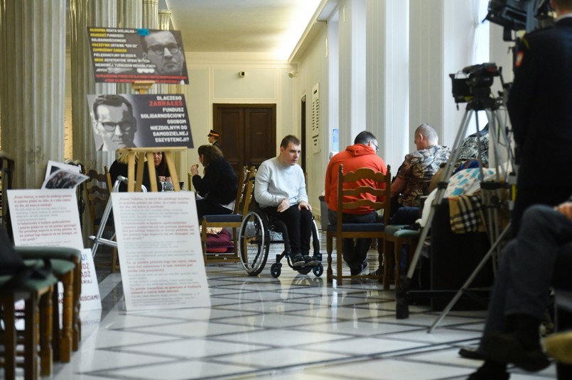 Protest opiekunów osób niepełnosprawnych w Sejmie