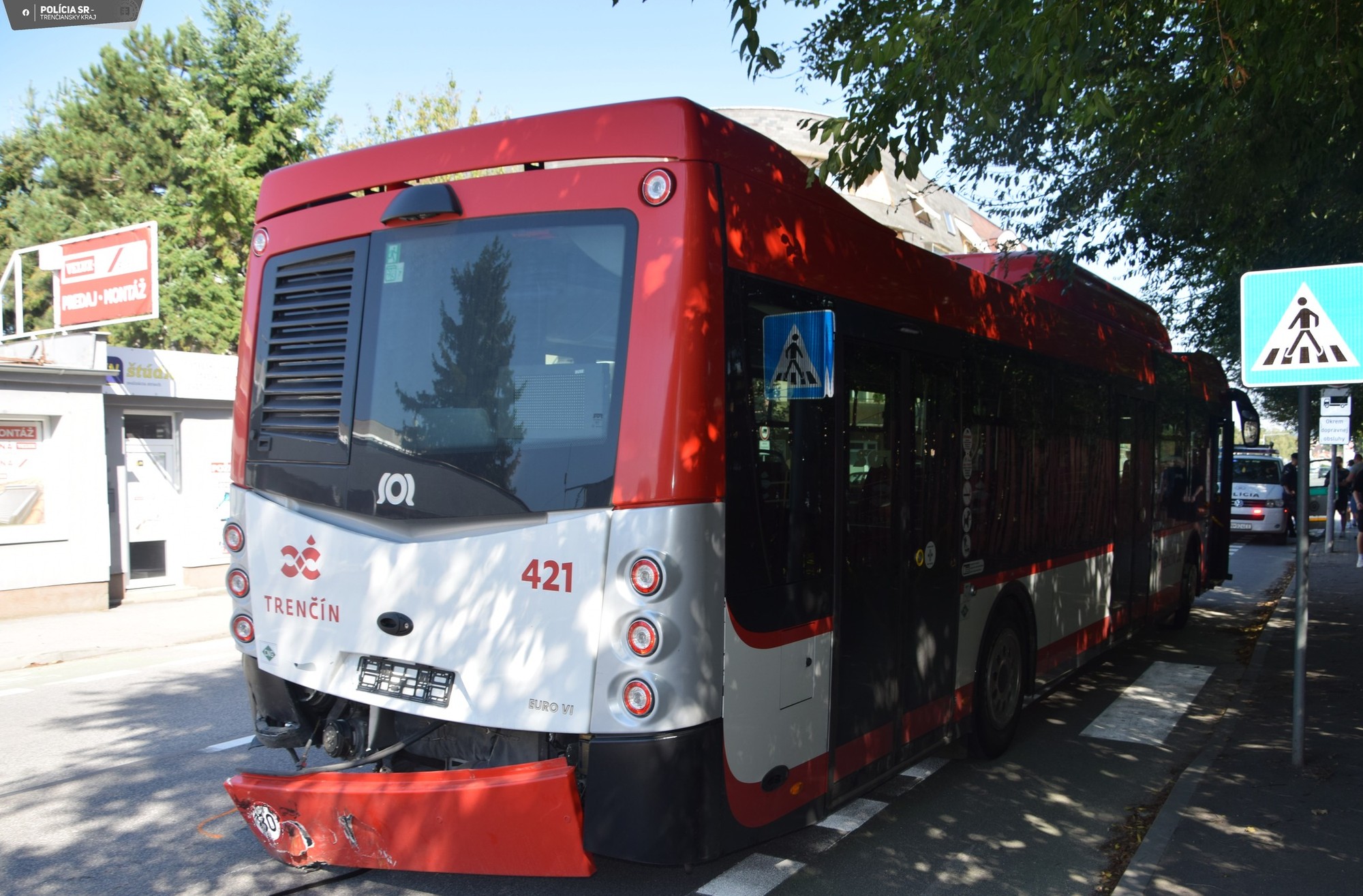 Vodič pod vplyvom alkoholu narazil v Trenčíne do autobusu MHD.