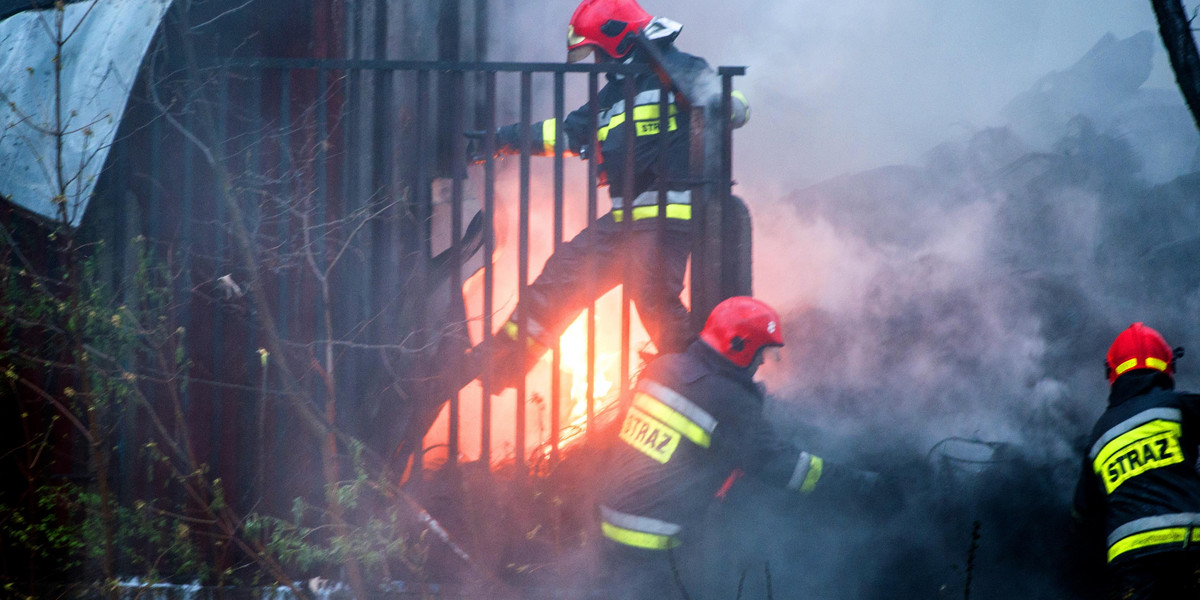 Spłonęło składowisko opon przy ul. Wydawniczej w Łodzi. Pożar gasiło 12 zastępów straży pożarnej