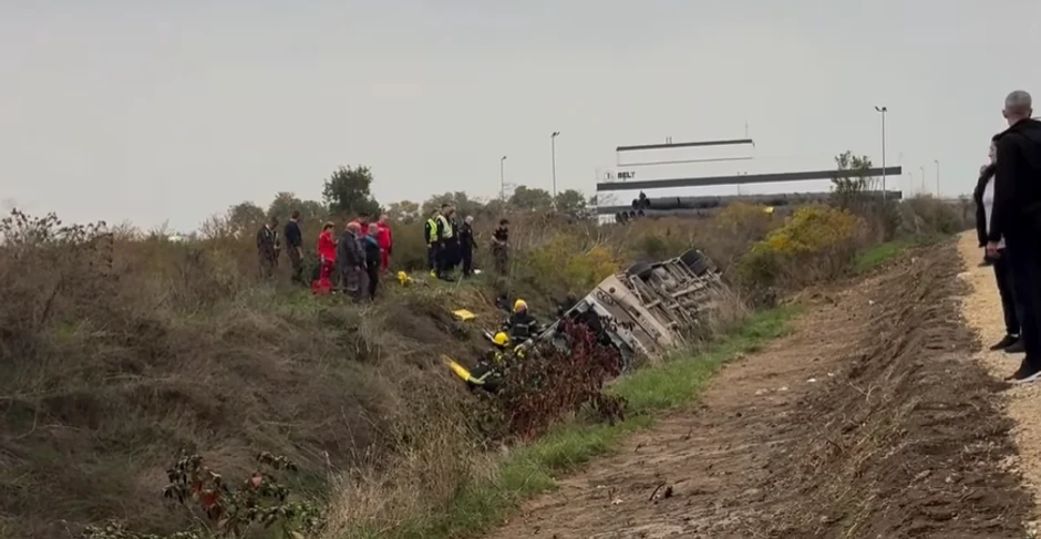 Teška saobraćajna nesreća kod Sremske Mitrovice: Autobus pun putnika sleteo u jarak